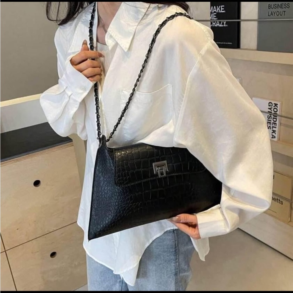 Elegant Black Crocodile-Embossed Shoulder Bag